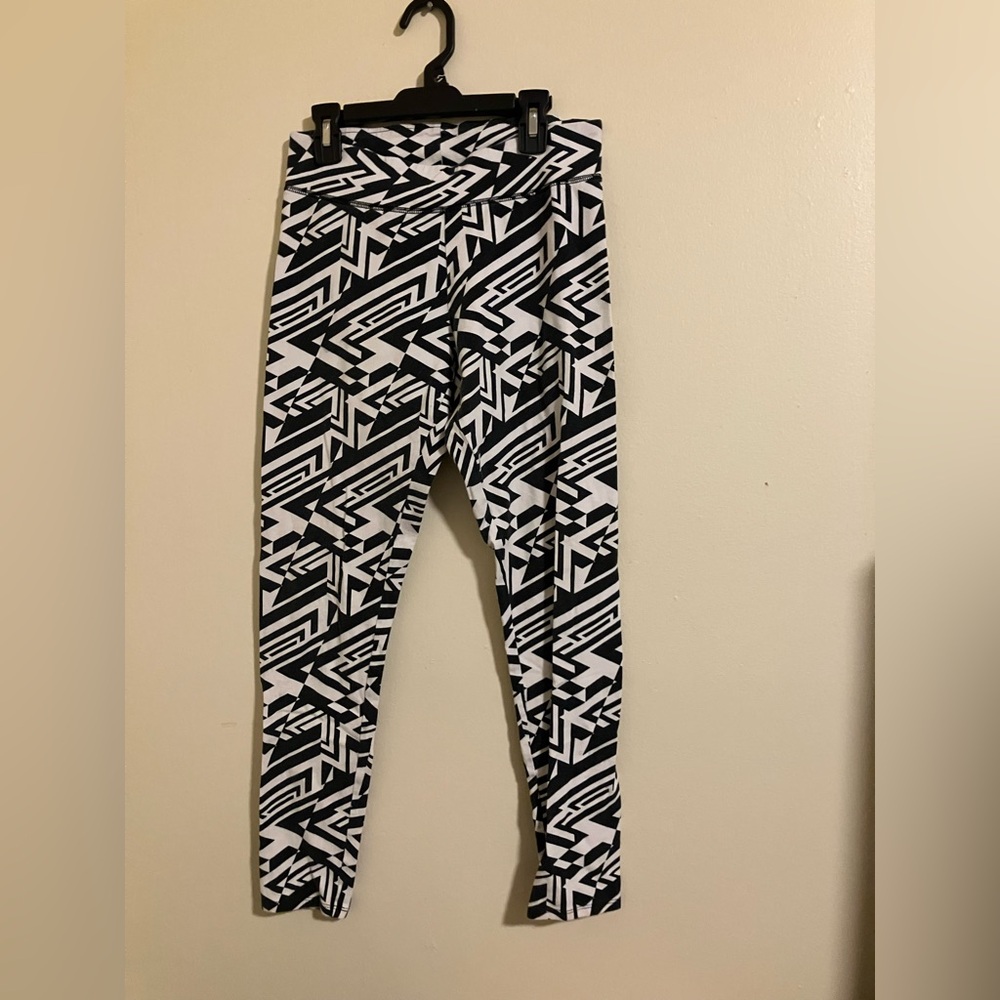Flirtitude Active Geometric Black and White Leggings 8125